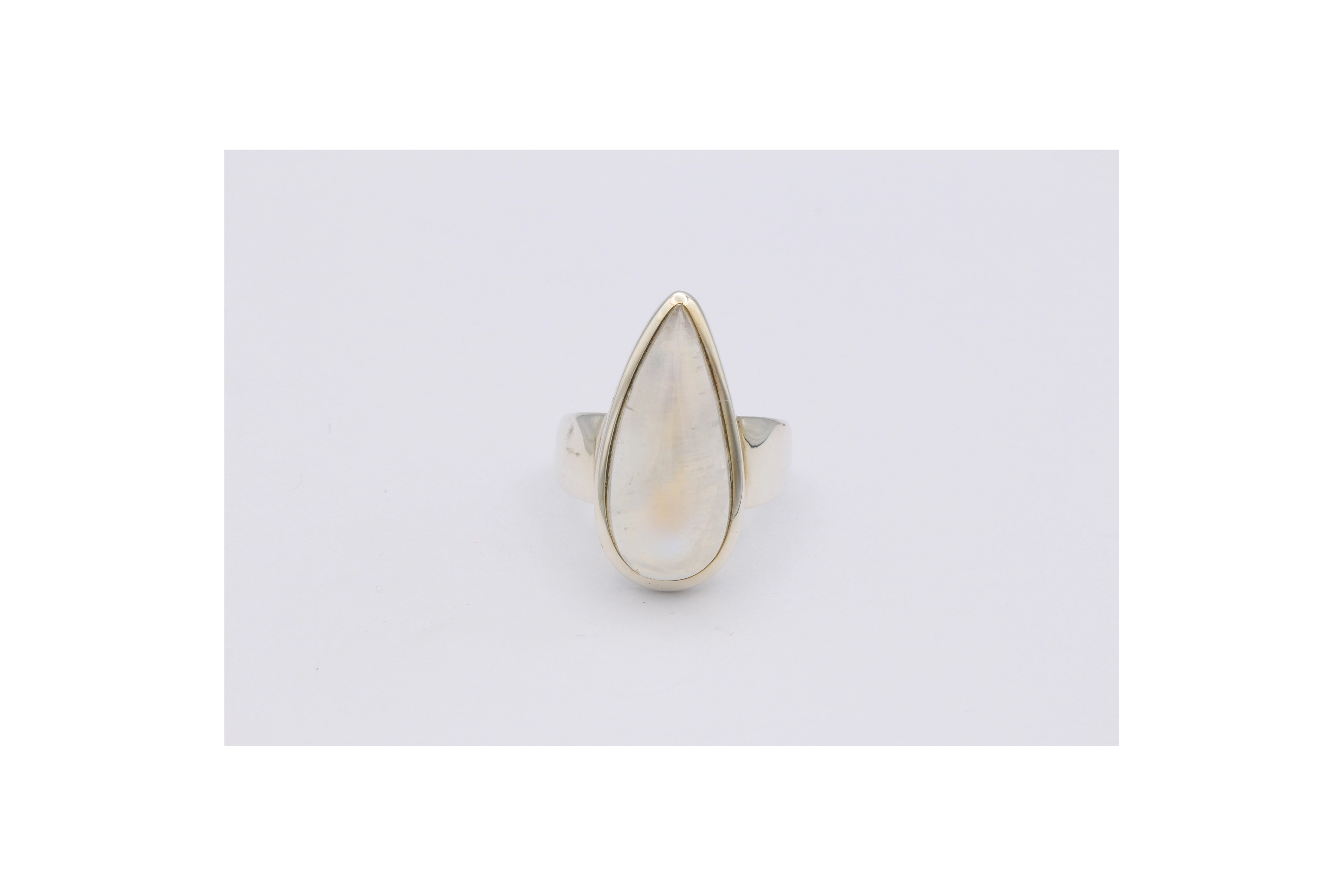 Bague contemporaine en argent 925 sertie de labradorite-The Vintage Workshop