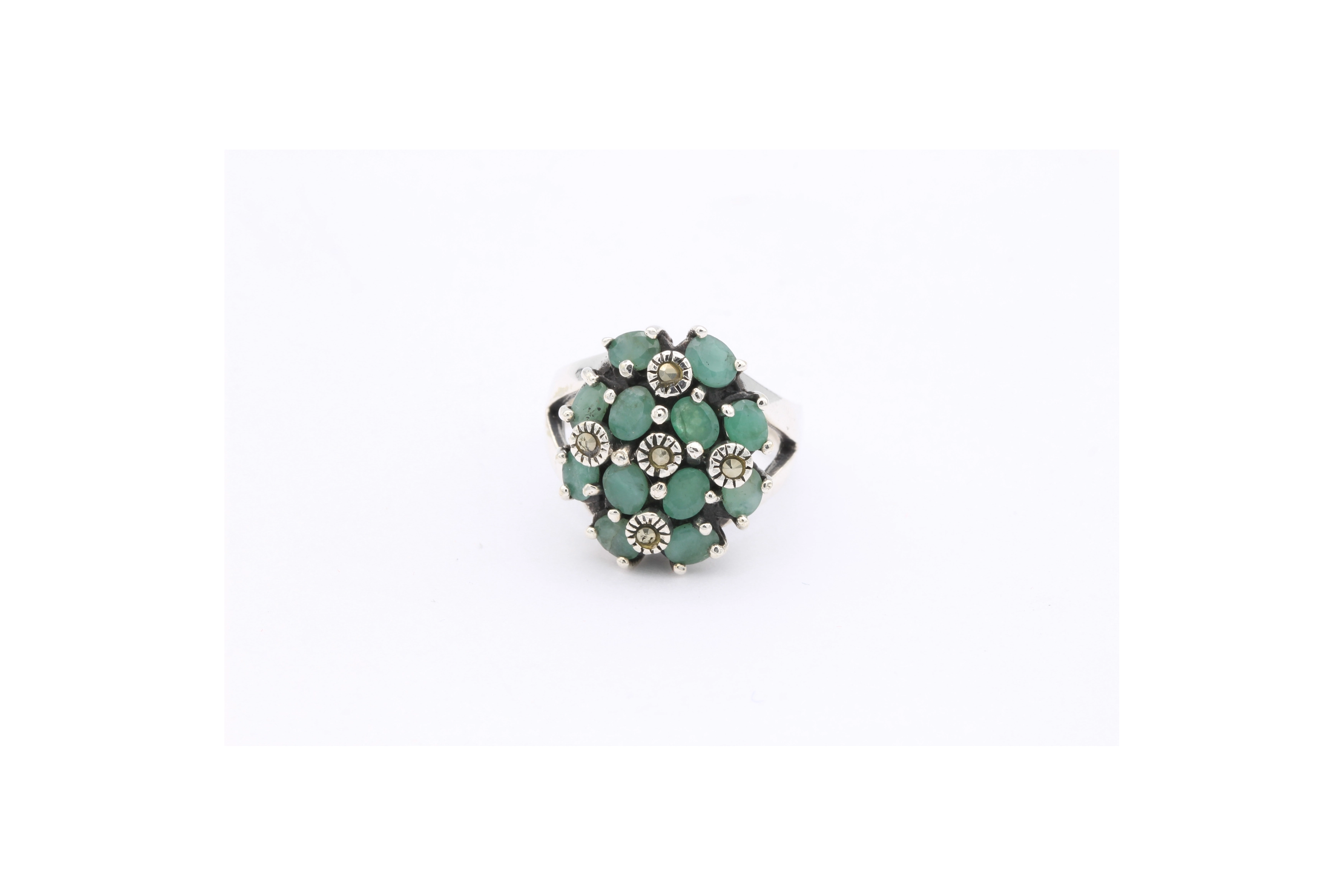 Bague contemporaine en argent 925 sertie d'émeraudes et marcassites-The Vintage Workshop