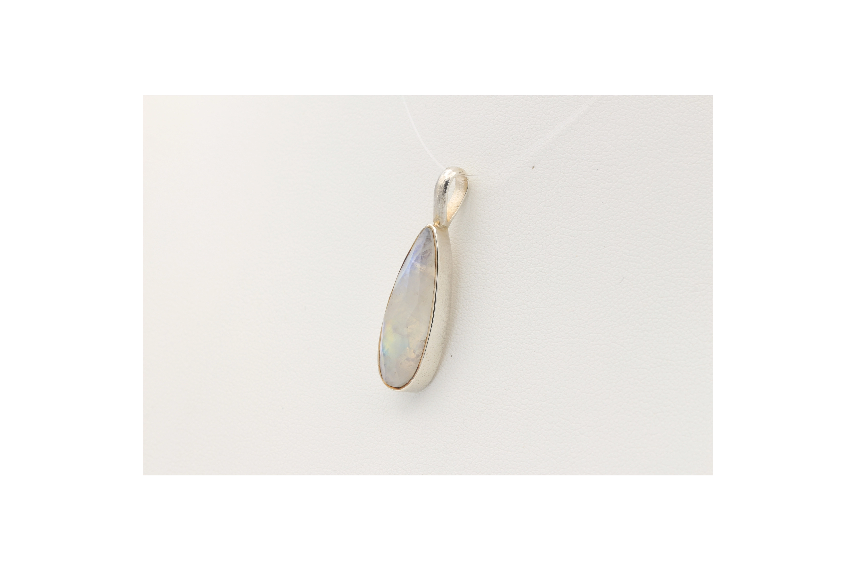 Pendentif contemporain en argent 925 serti de labradorite - - 2
