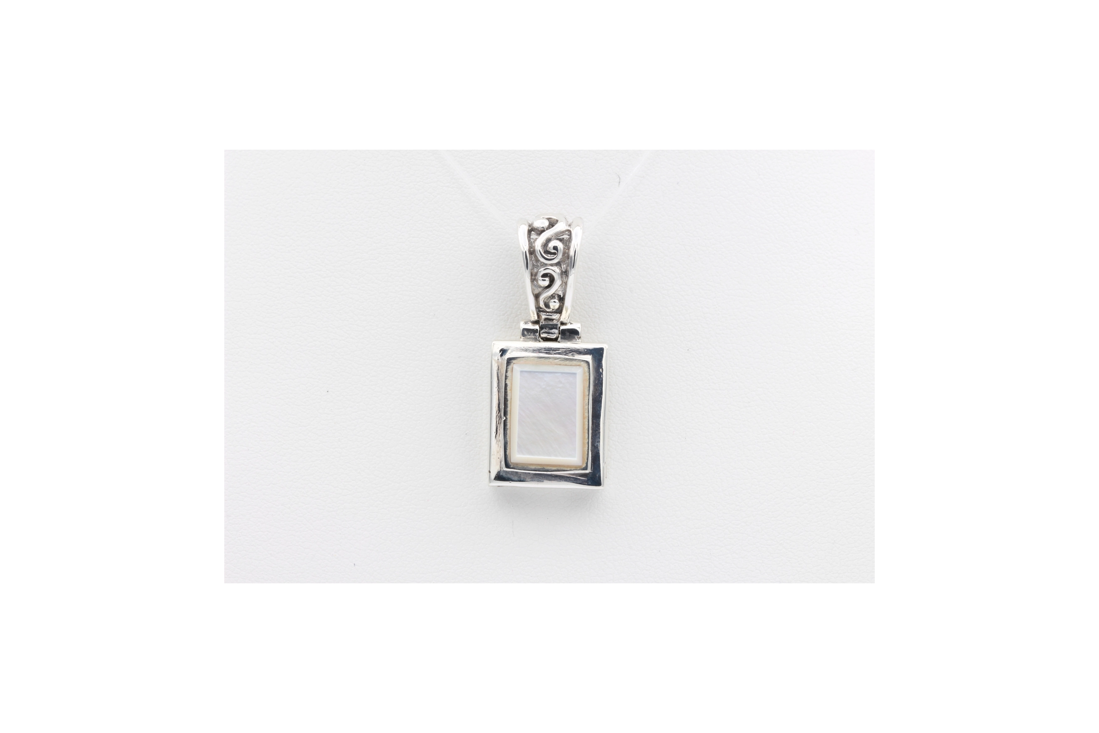 Pendentif contemporain en argent 925 serti de nacre-The Vintage Workshop