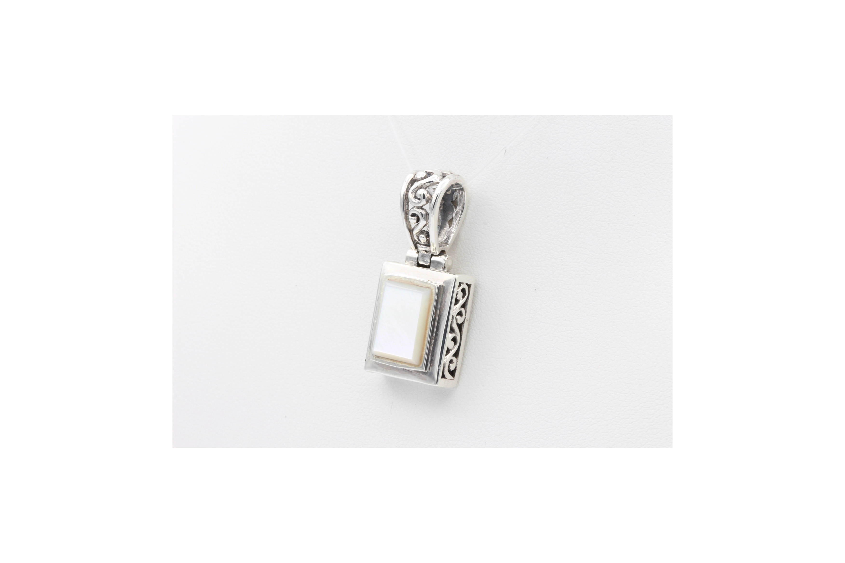 Pendentif contemporain en argent 925 serti de nacre-The Vintage Workshop