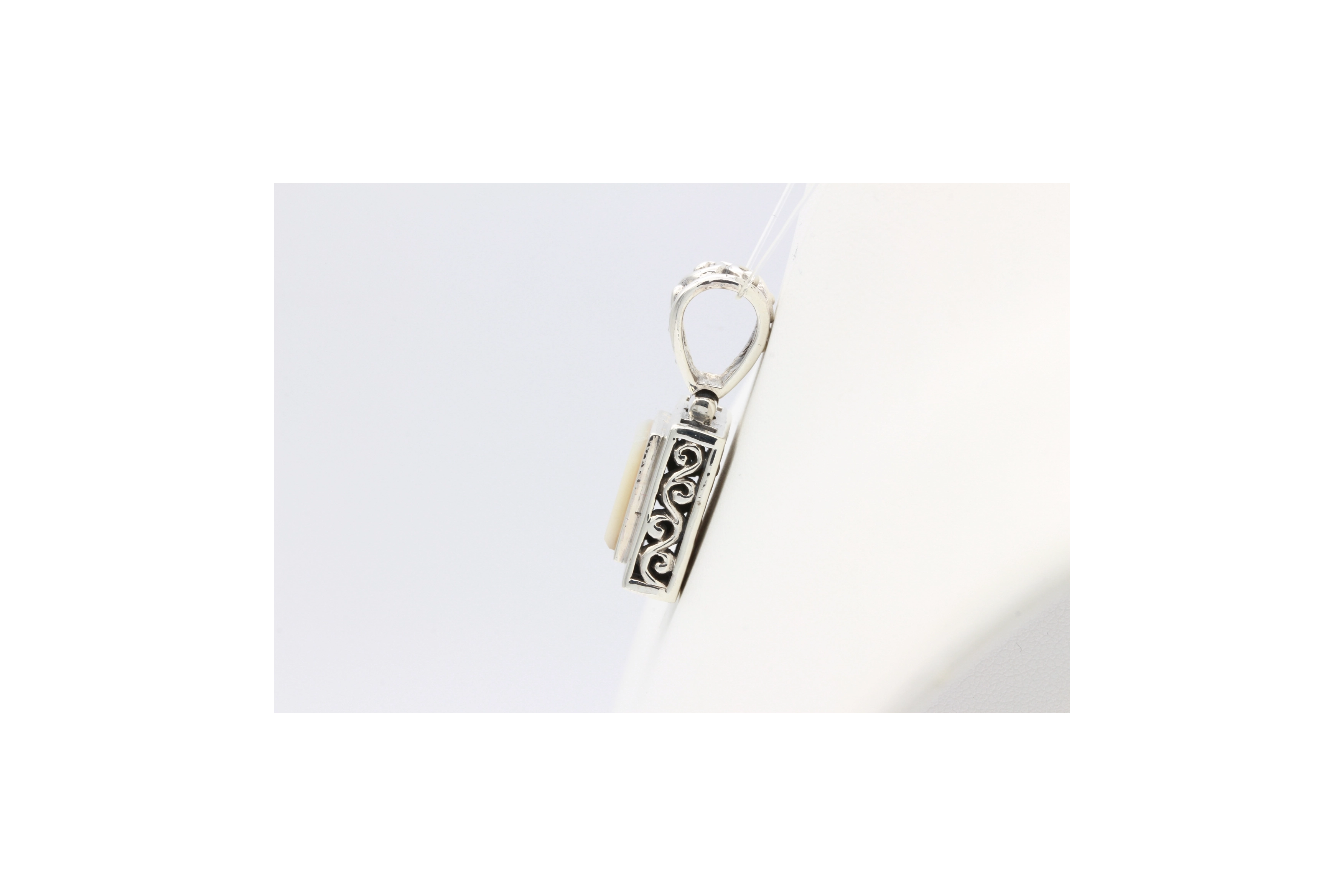Pendentif contemporain en argent 925 serti de nacre-The Vintage Workshop
