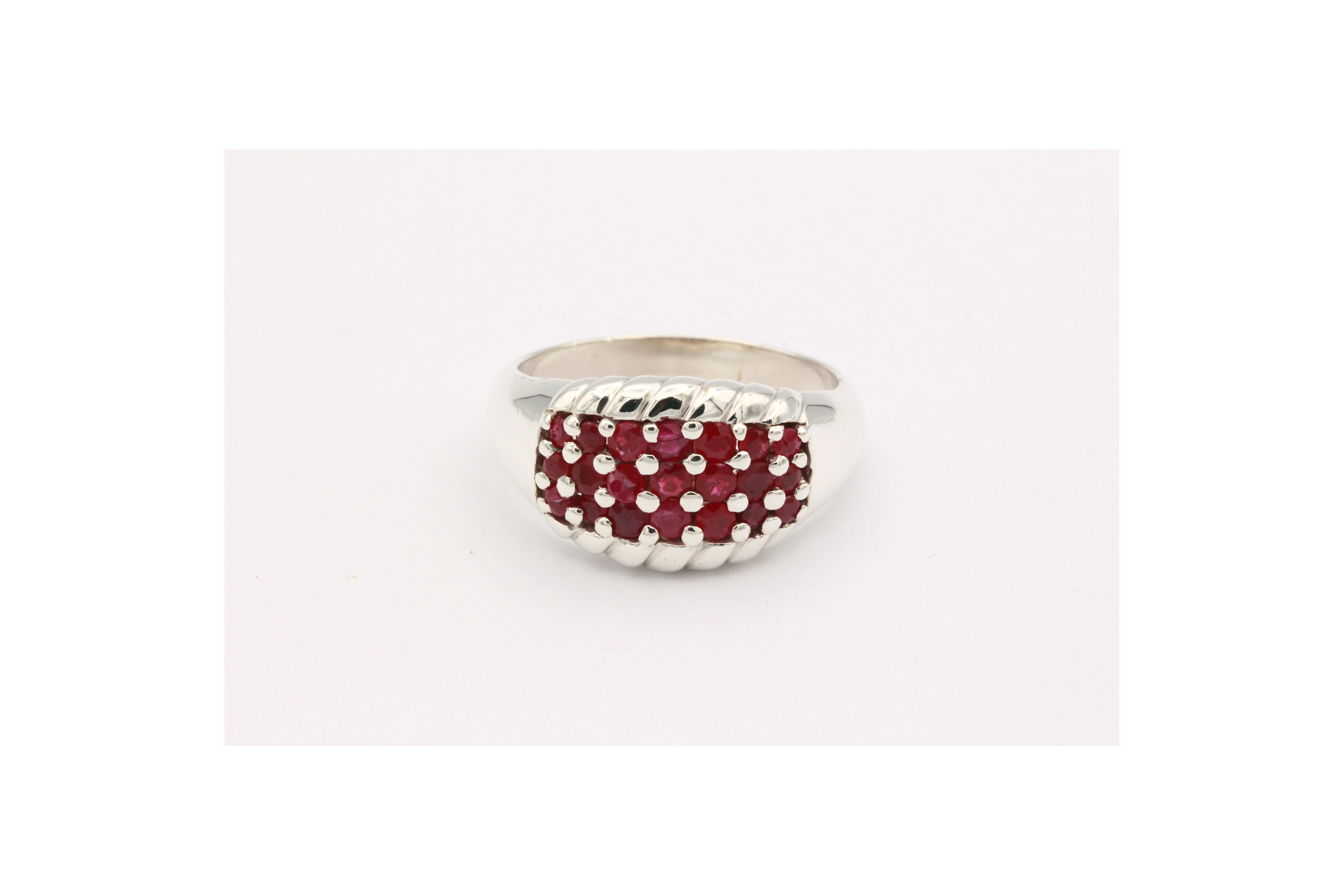 Bague contemporaine en argent 925 sertie de rubis-The Vintage Workshop