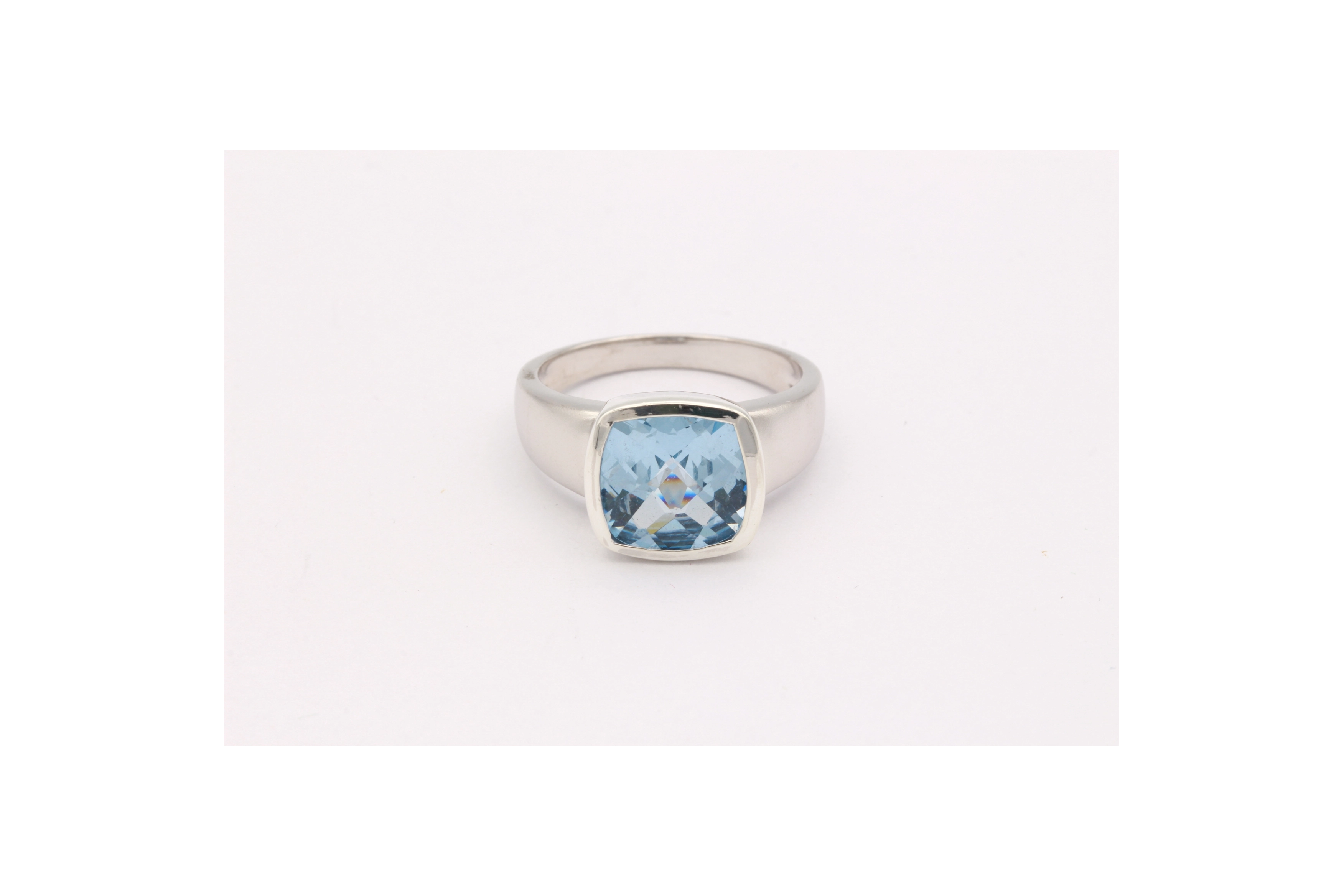 Bague contemporaine en argent 925 sertie d'un coussin de topaze-The Vintage Workshop