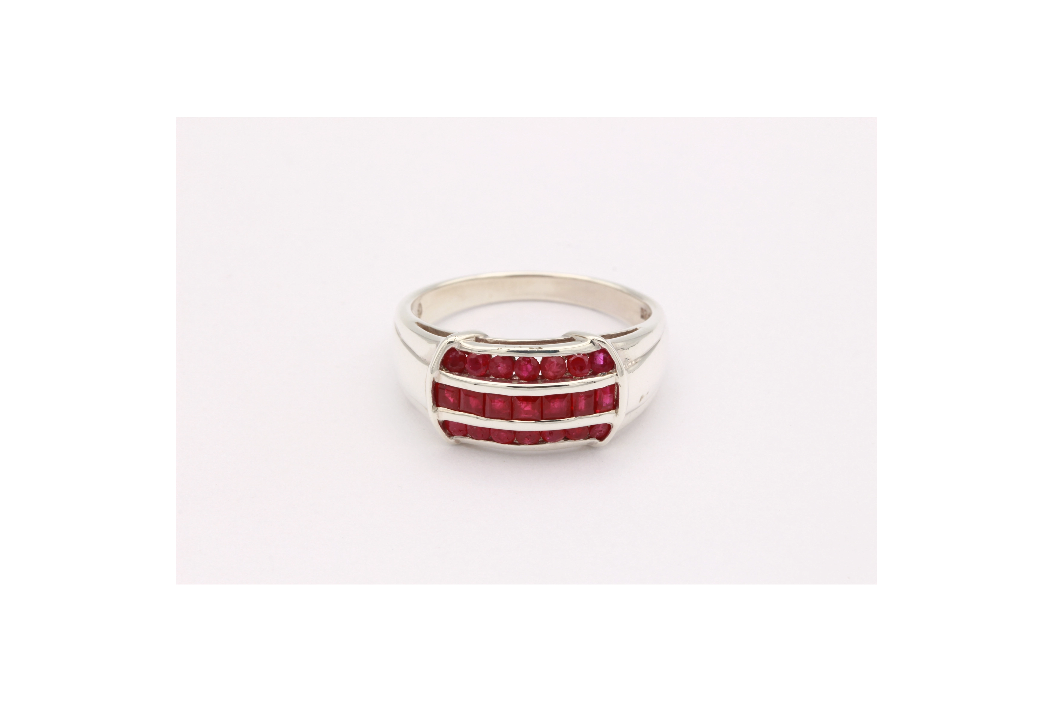 Bague contemporaine en argent 925 sertie de rubis - - 1