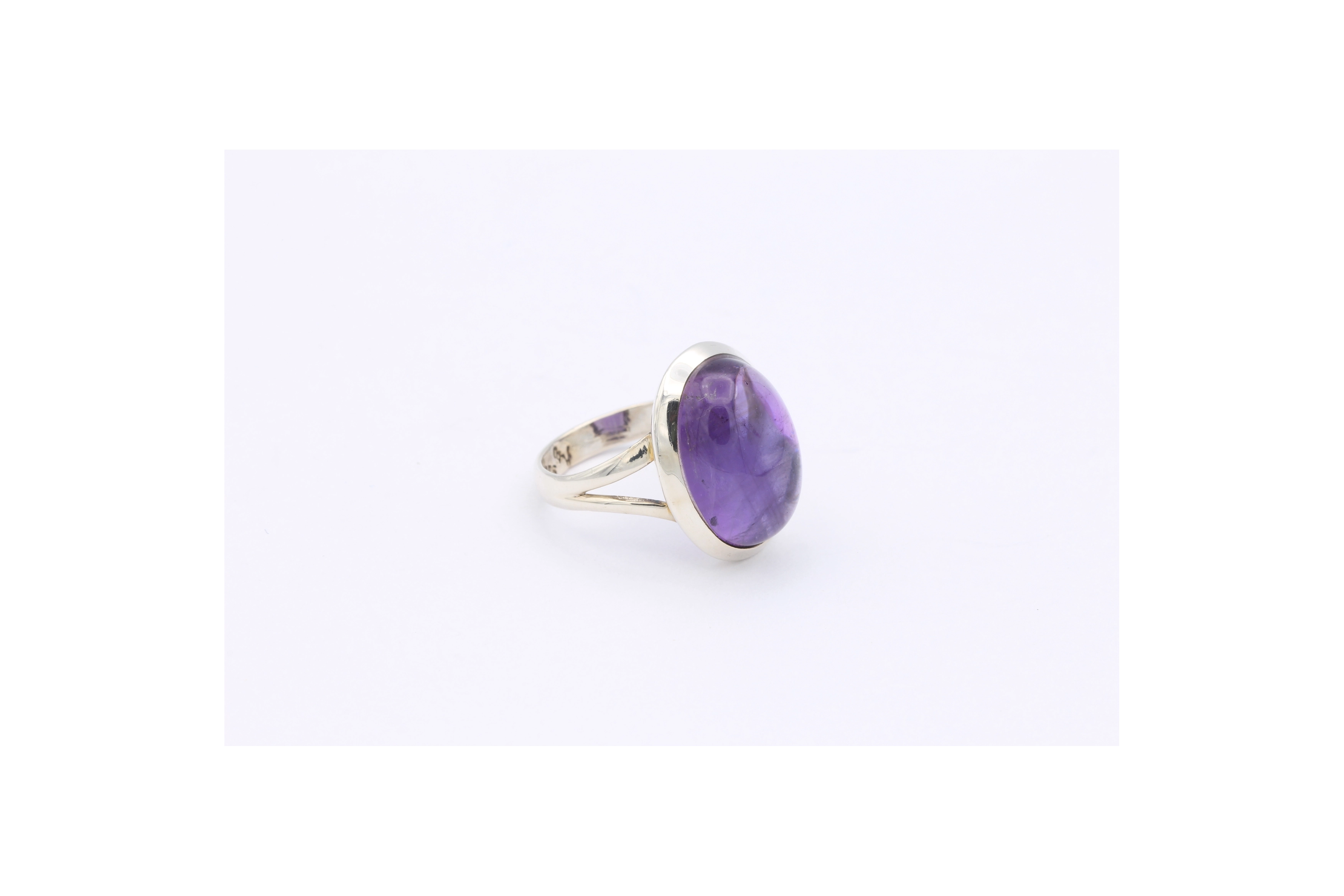 Bague contemporaine en argent 925 sertie d'améthyste-The Vintage Workshop