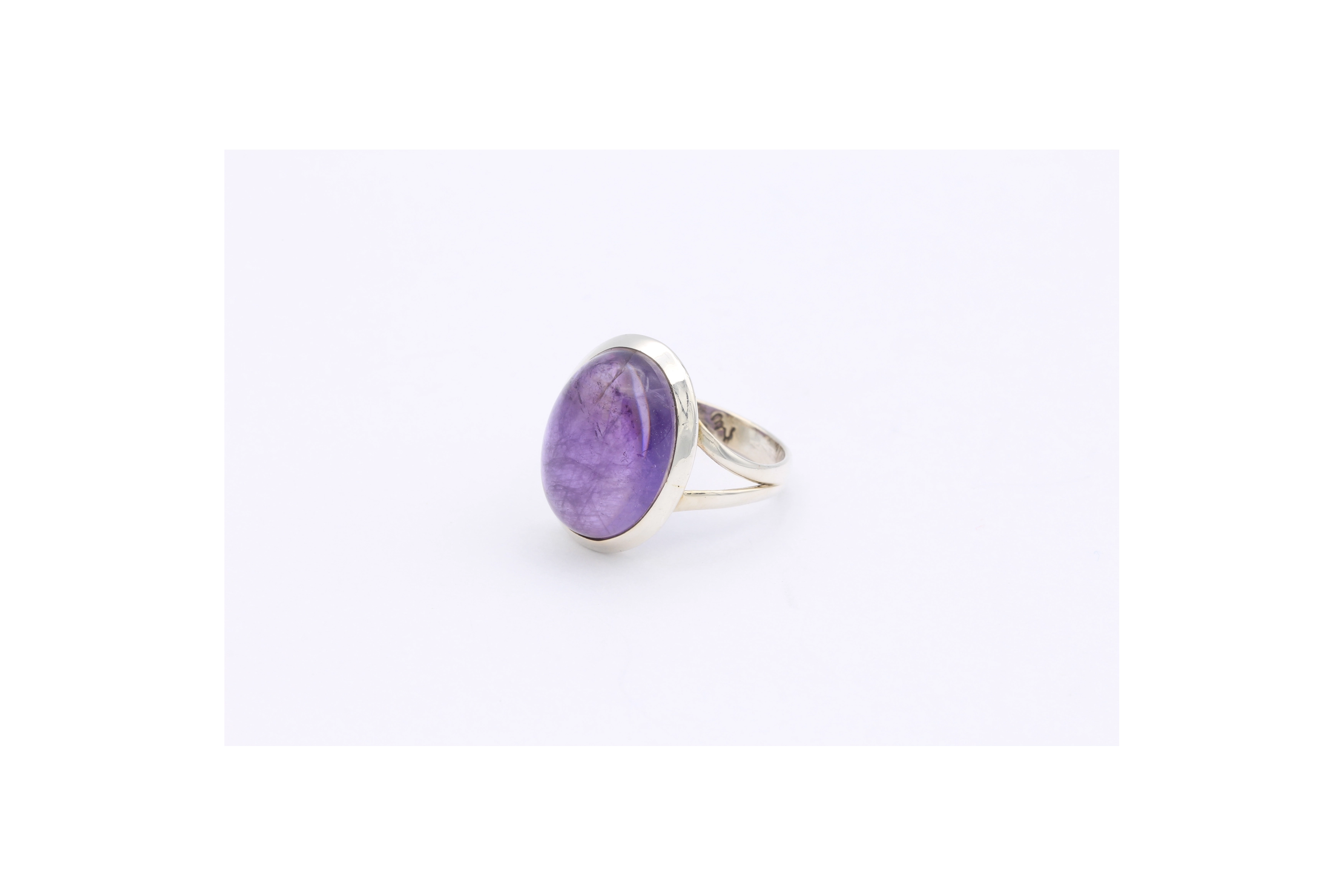 Bague contemporaine en argent 925 sertie d'améthyste-The Vintage Workshop