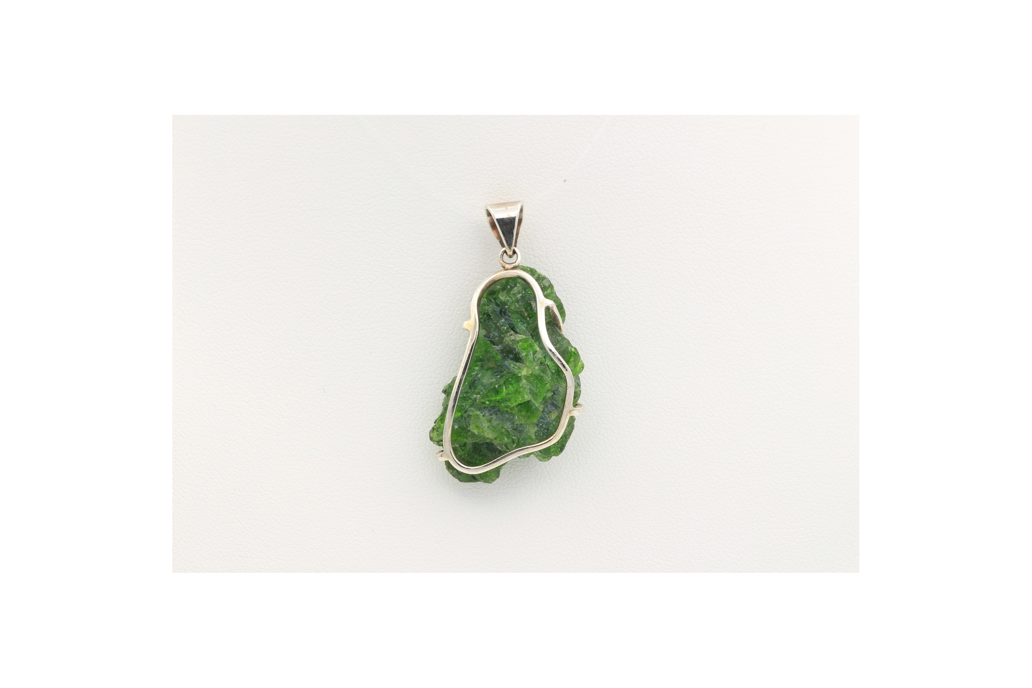Pendentif contemporain en argent 925 serti de diopside chromifère-The Vintage Workshop