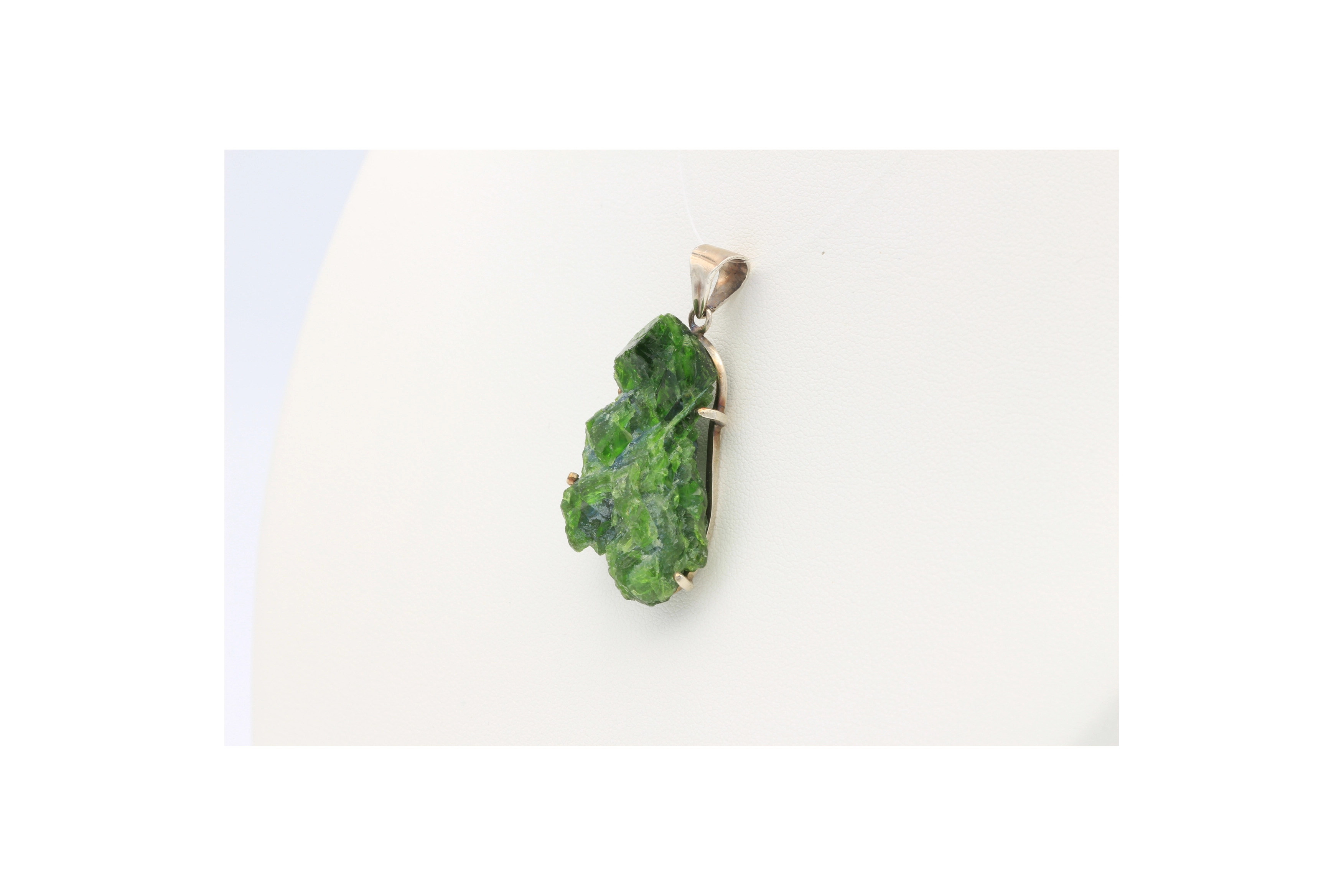 Pendentif contemporain en argent 925 serti de diopside chromifère-The Vintage Workshop