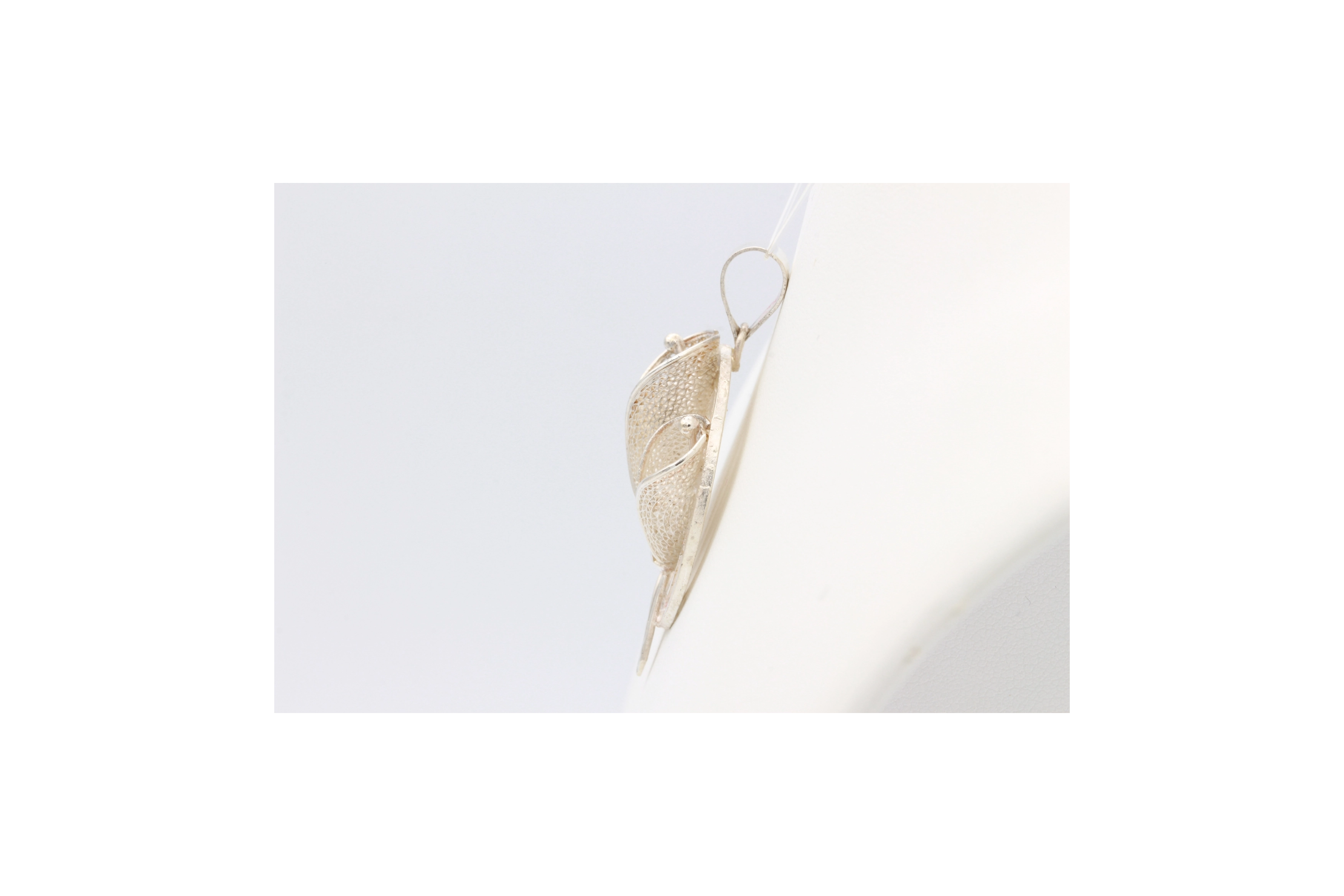 Pendentif contemporain en argent filigrané-The Vintage Workshop