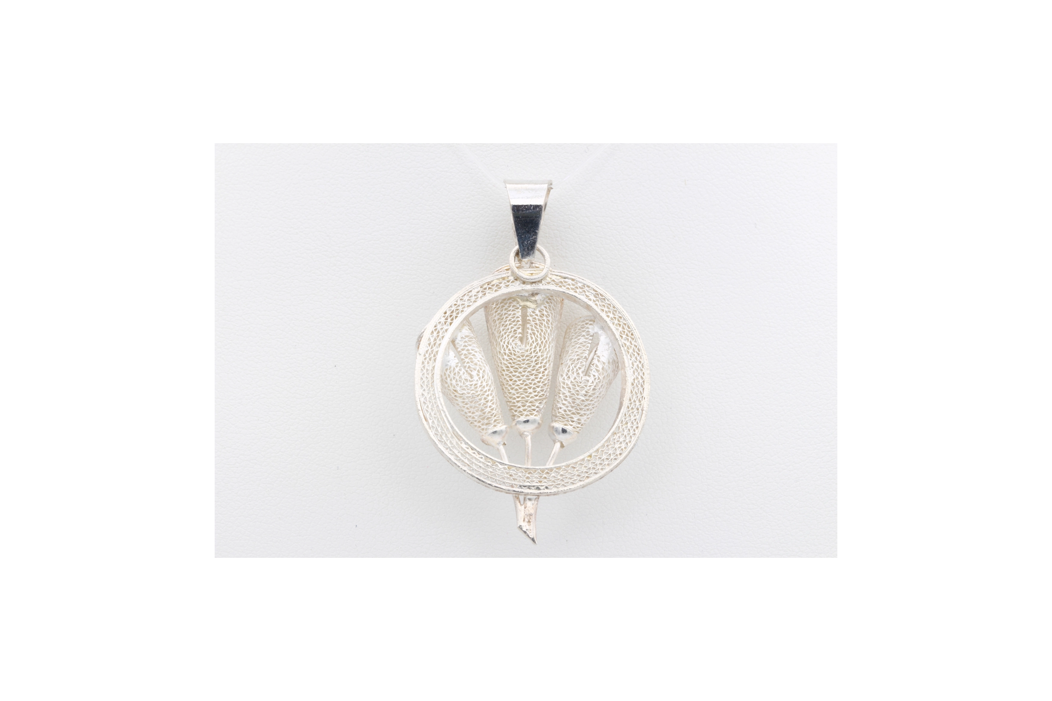 Pendentif contemporain en argent filigrané-The Vintage Workshop