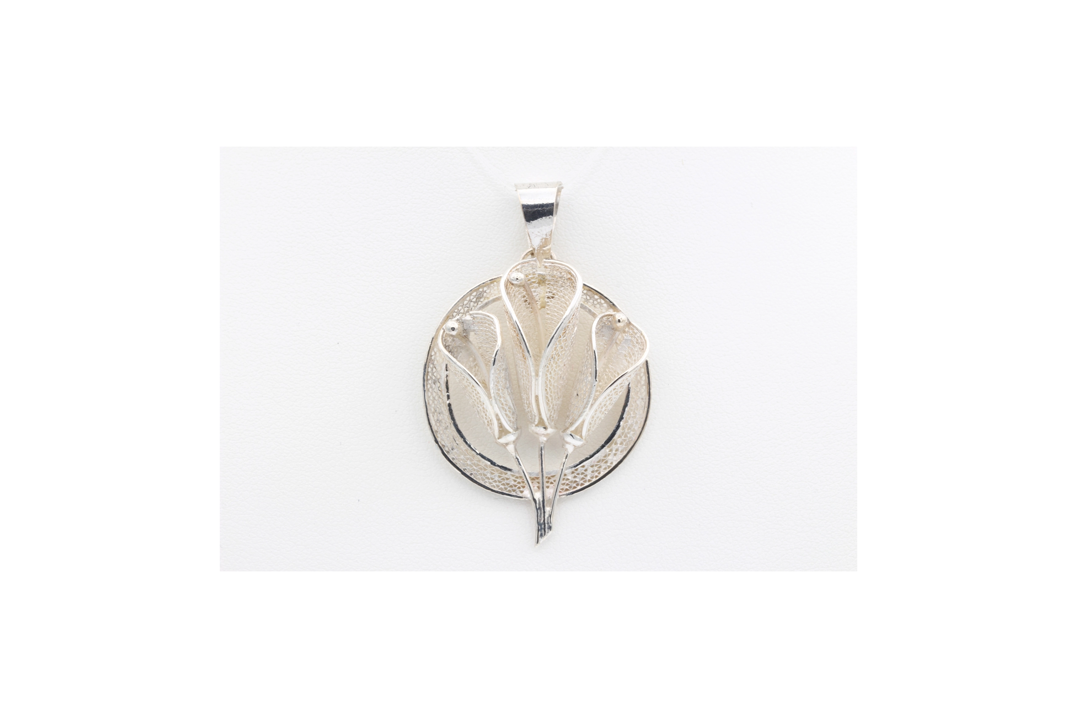 Pendentif contemporain en argent filigrané-The Vintage Workshop