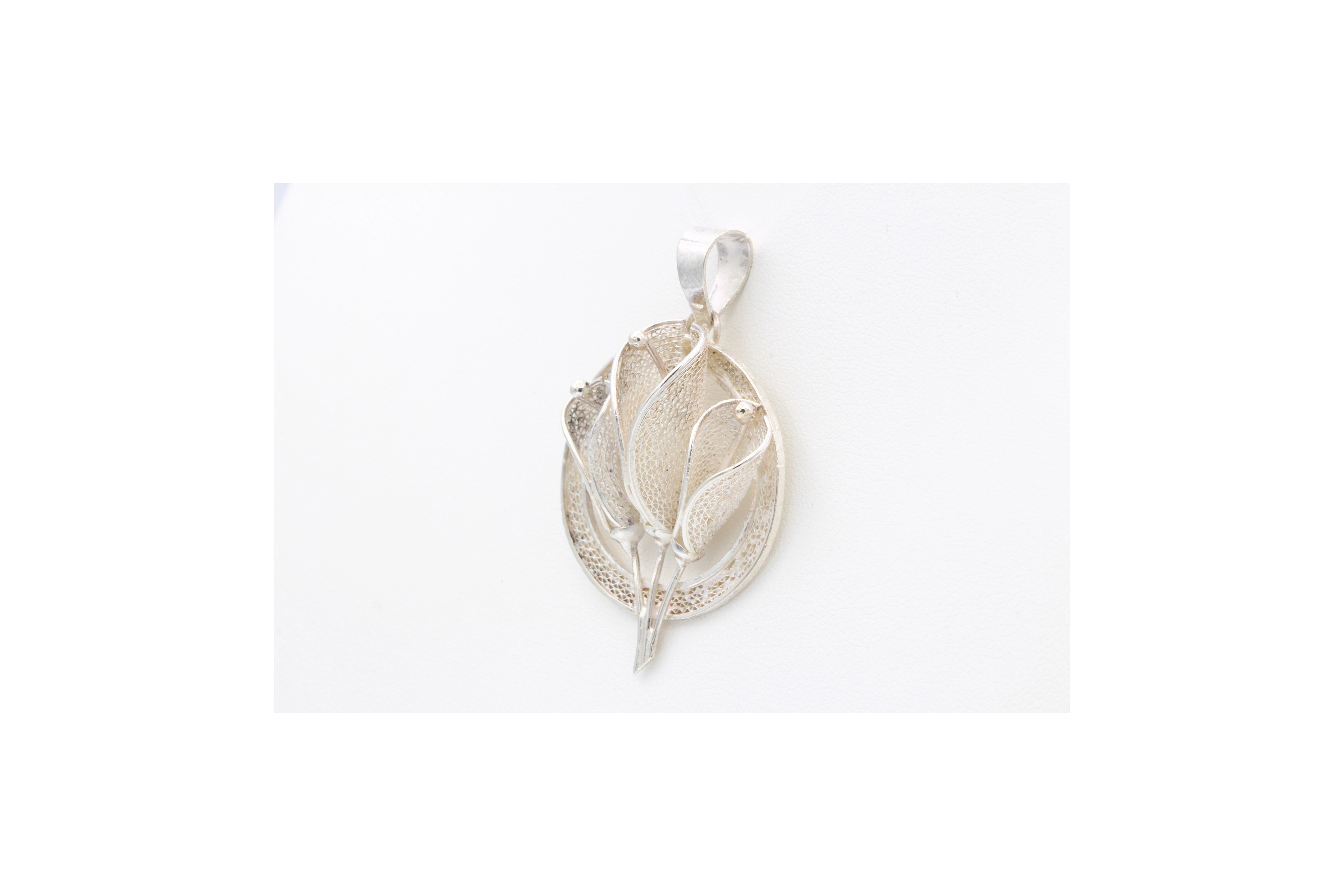 Pendentif contemporain en argent filigrané-The Vintage Workshop