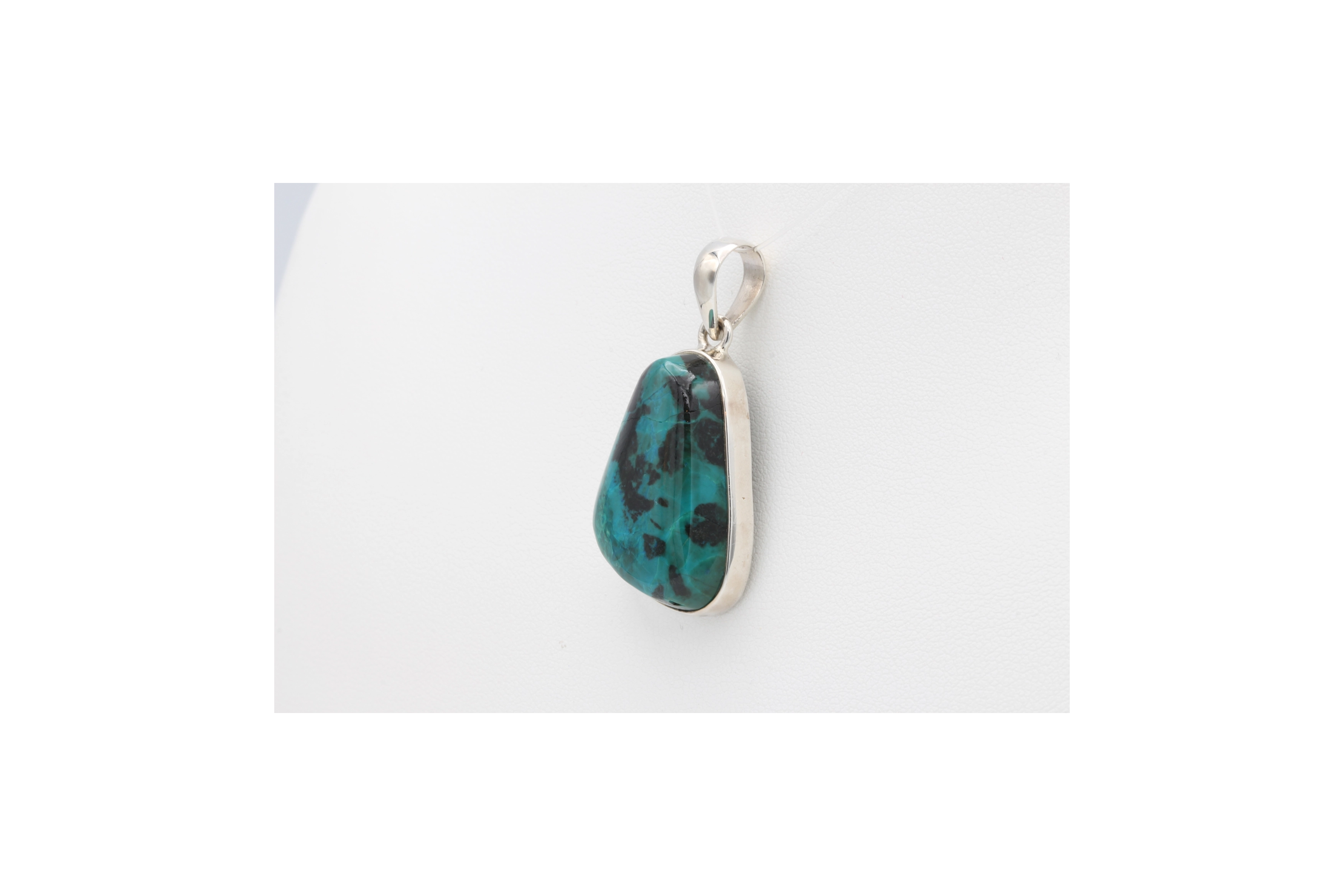 Pendentif contemporain en argent 925 serti de chrysocolle-The Vintage Workshop