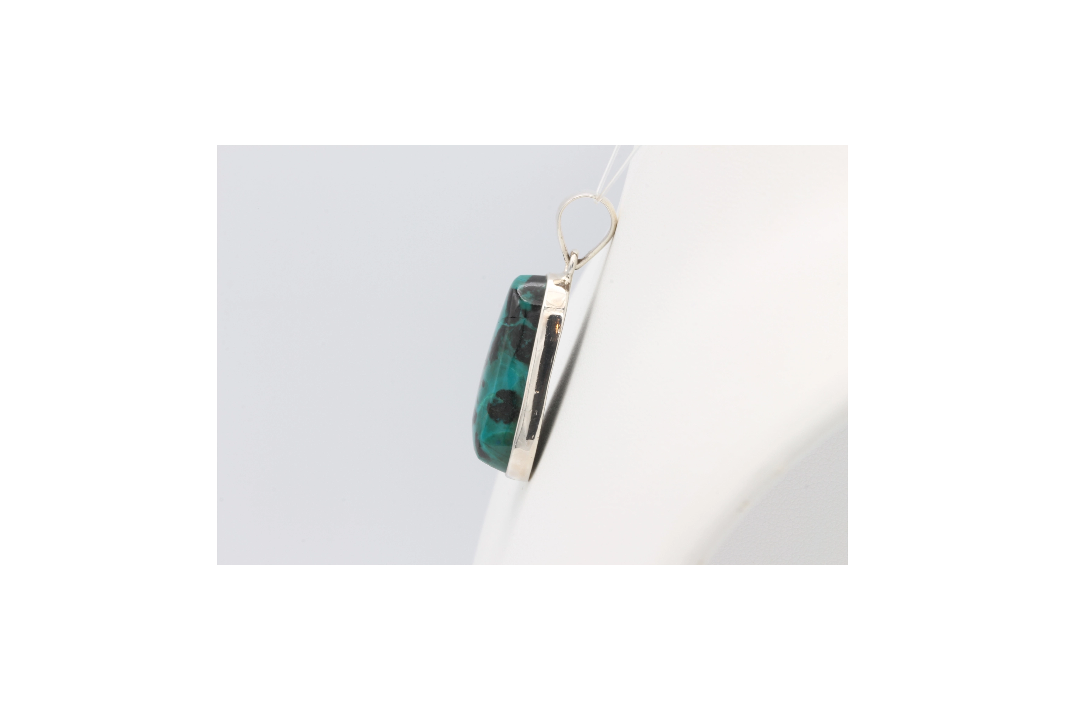 Pendentif contemporain en argent 925 serti de chrysocolle-The Vintage Workshop