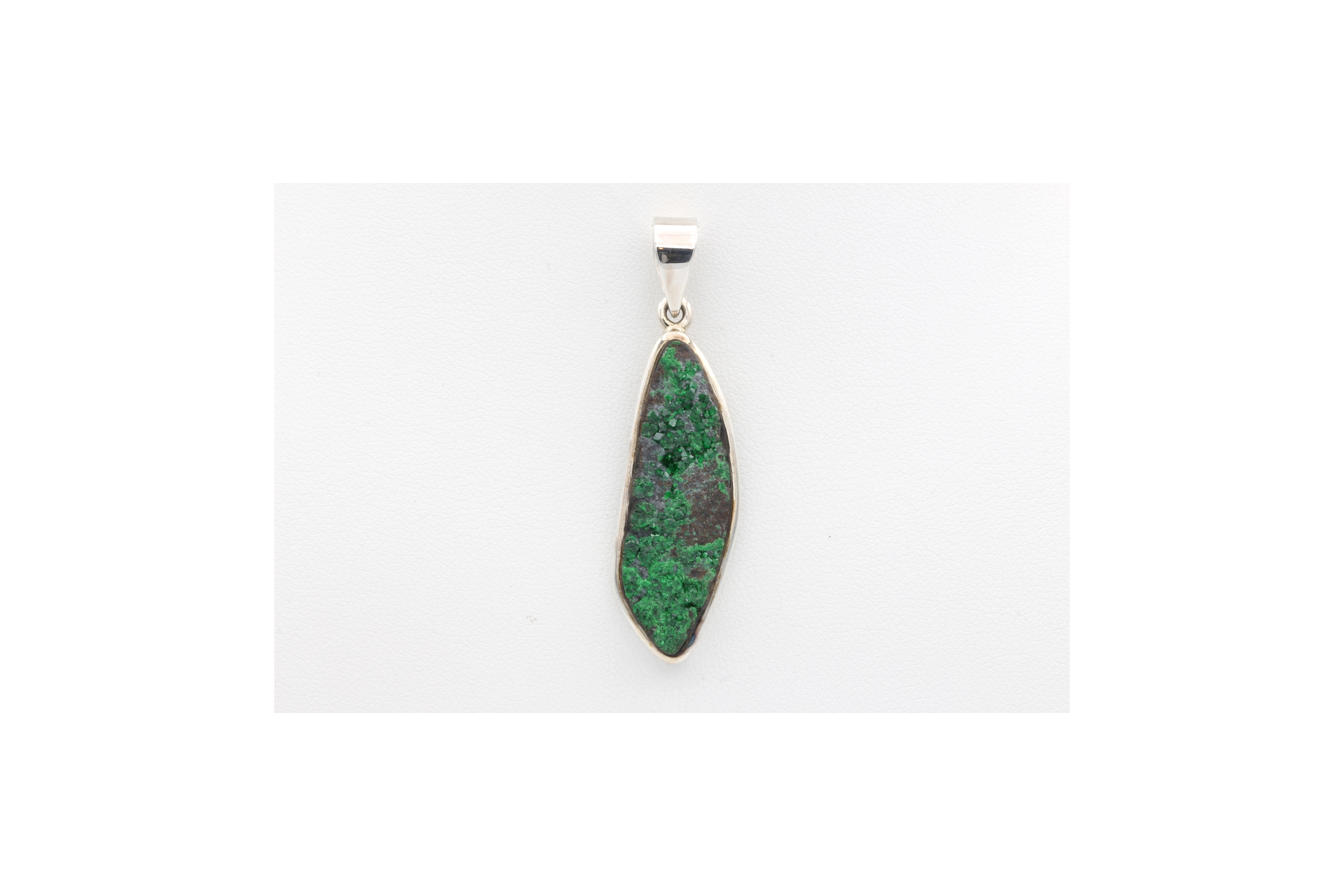 Pendentif contemporain en argent 925 serti de diopside chromifère - - 1