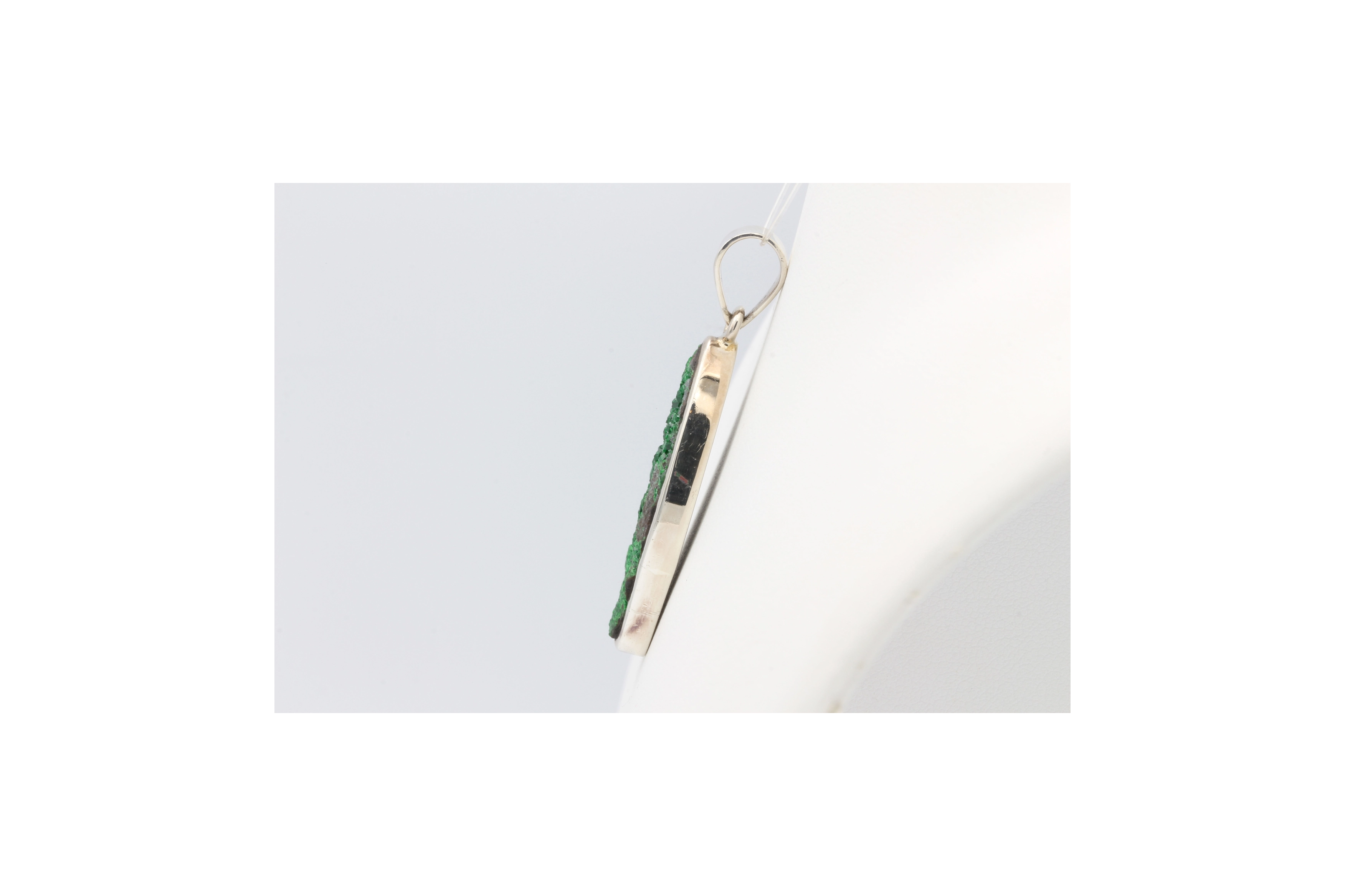 Pendentif contemporain en argent 925 serti de diopside chromifère-The Vintage Workshop