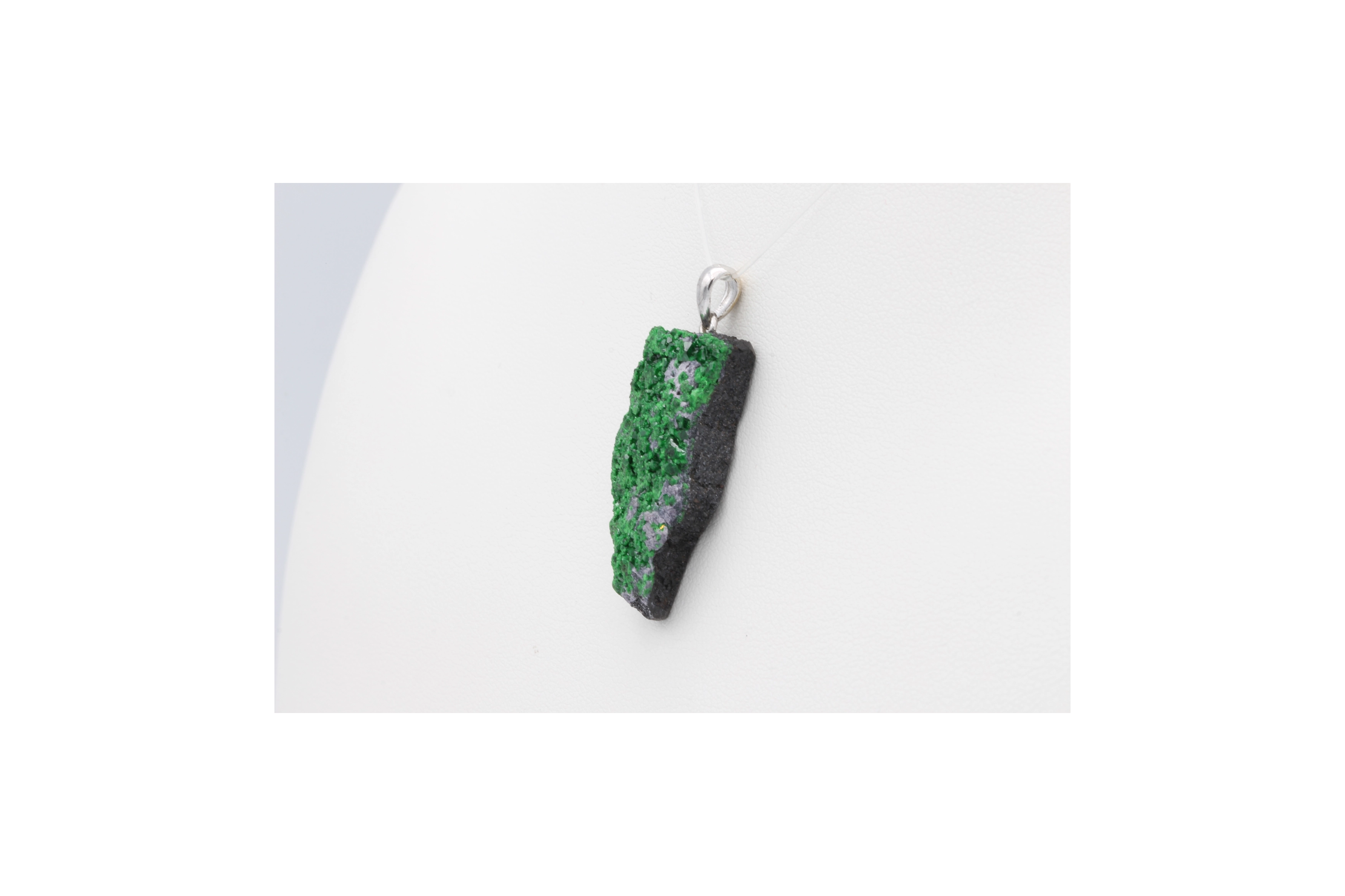 Pendentif contemporain en argent 925 serti de diopside chromifère-The Vintage Workshop