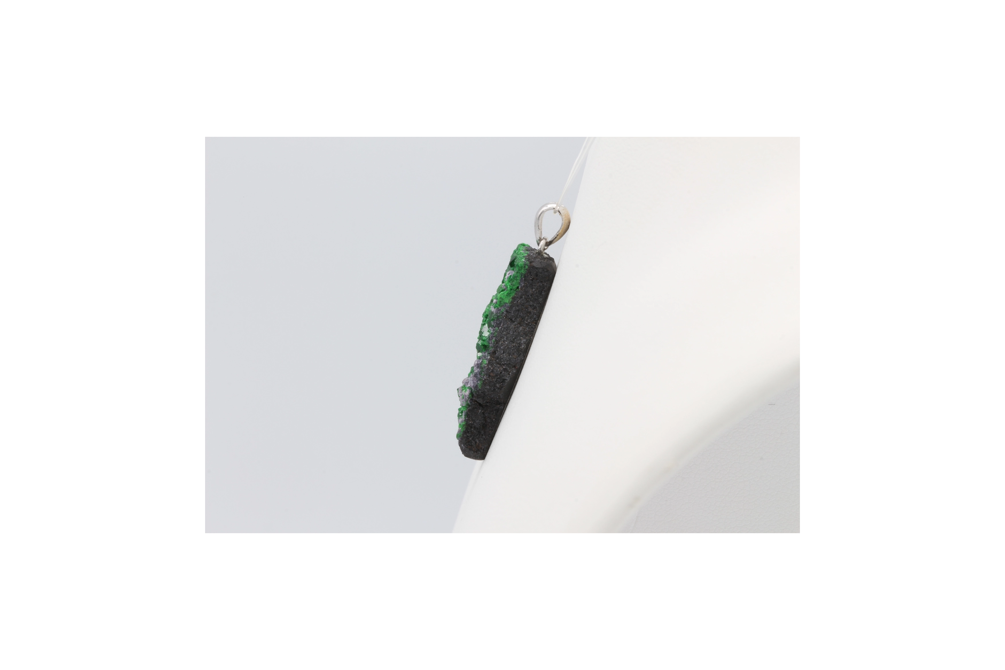 Pendentif contemporain en argent 925 serti de diopside chromifère-The Vintage Workshop