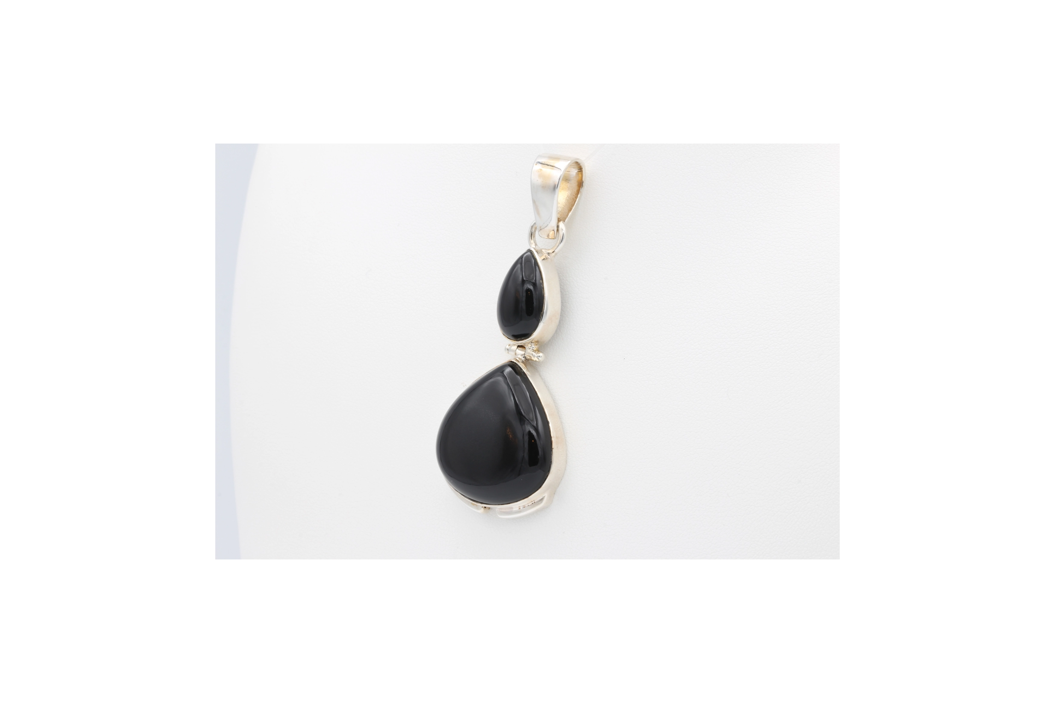 Pendentif contemporain en argent 925 serti d'onyx-The Vintage Workshop