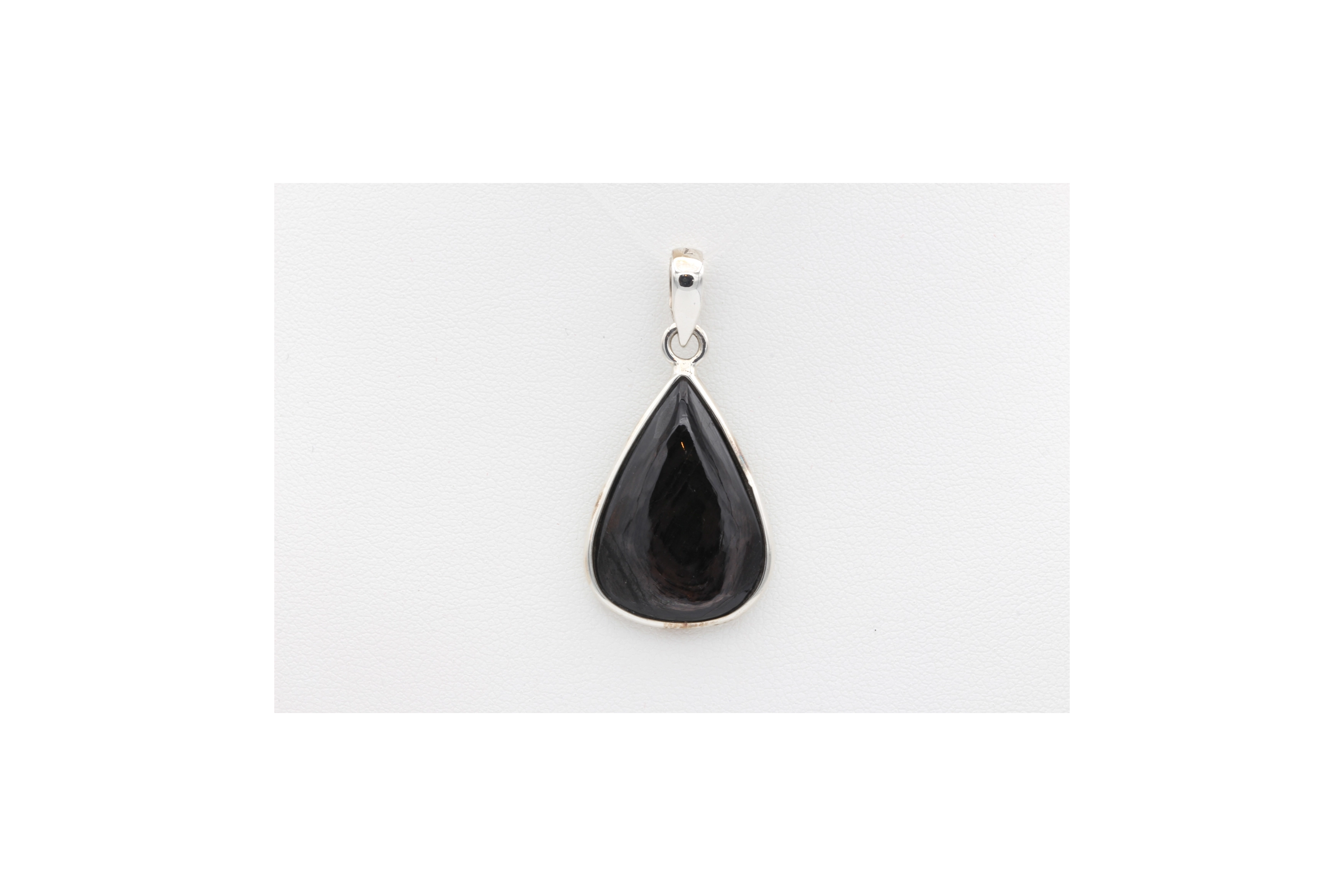 Pendentif contemporain en argent 925 serti d'une hypersthène - - 1