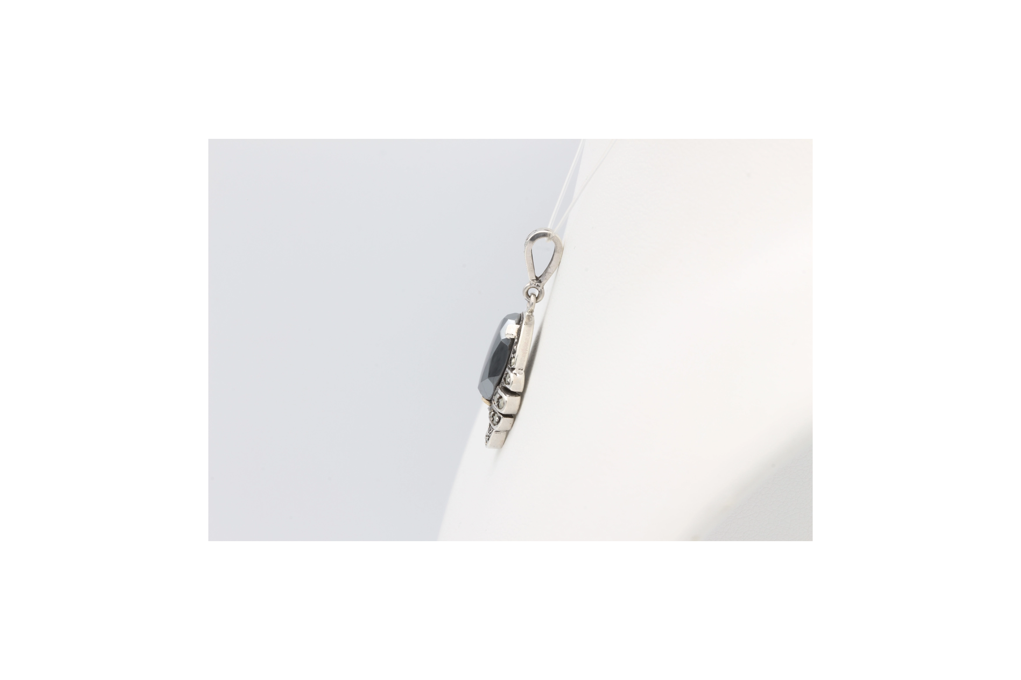 Pendentif Art Déco en argent serti d'hématite et de marcassite-The Vintage Workshop