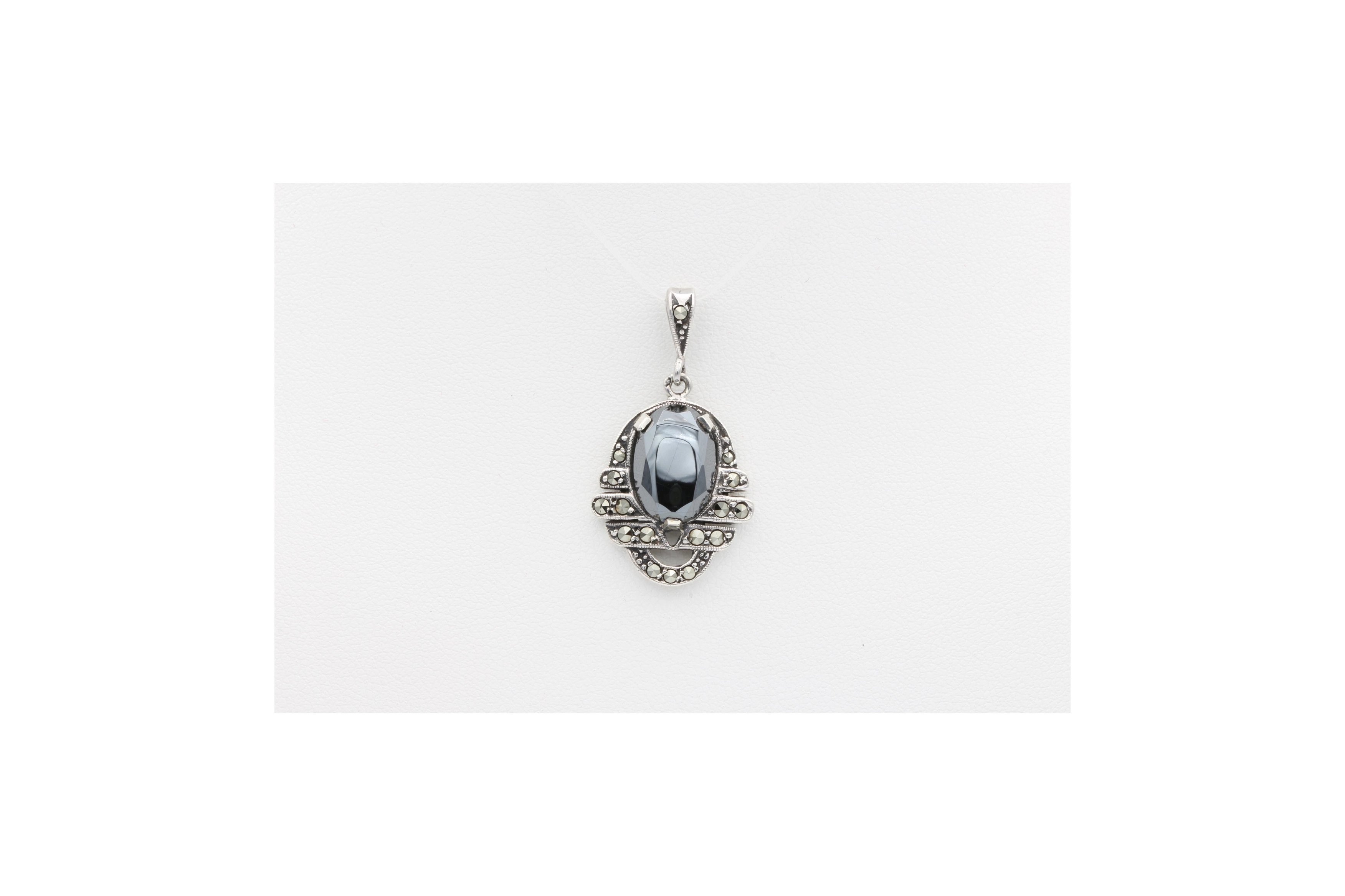 Pendentif Art Déco en argent serti d'hématite et de marcassite-The Vintage Workshop