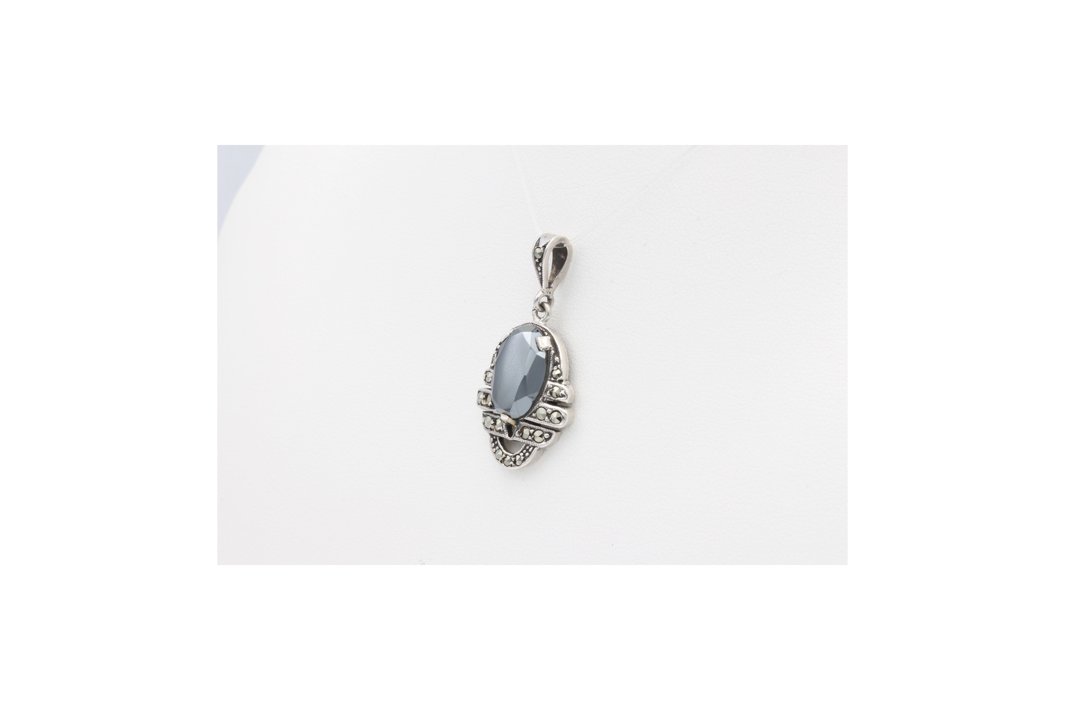 Pendentif Art Déco en argent serti d'hématite et de marcassite-The Vintage Workshop