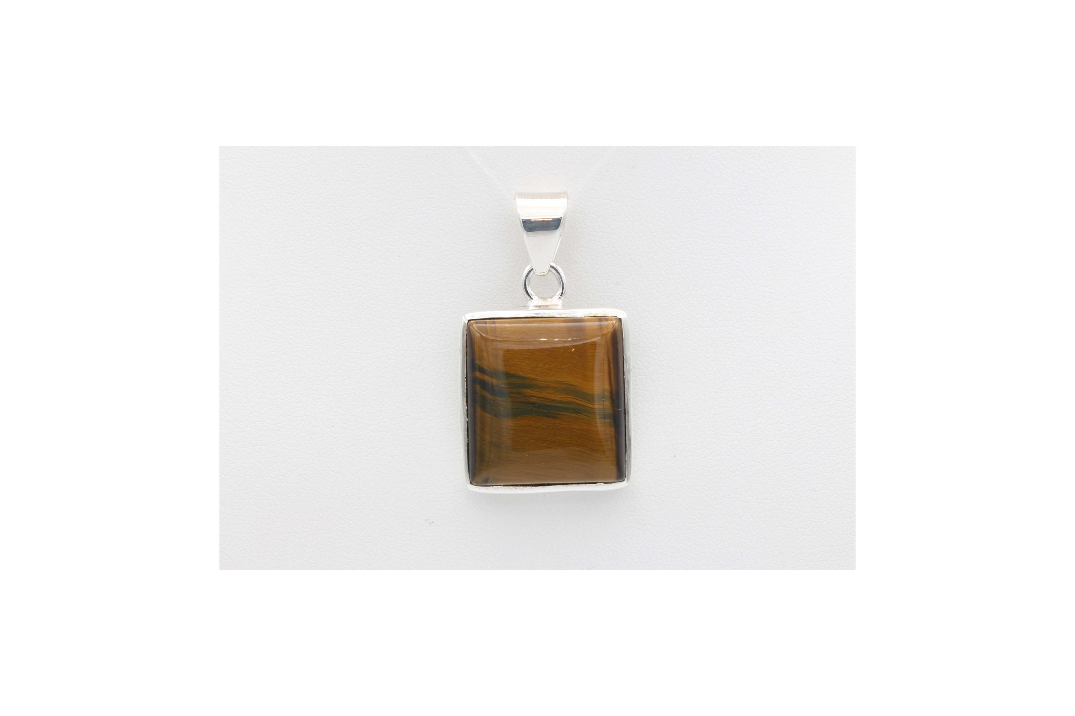 Pendentif contemporain en argent 925 serti d'œil de tigre-The Vintage Workshop