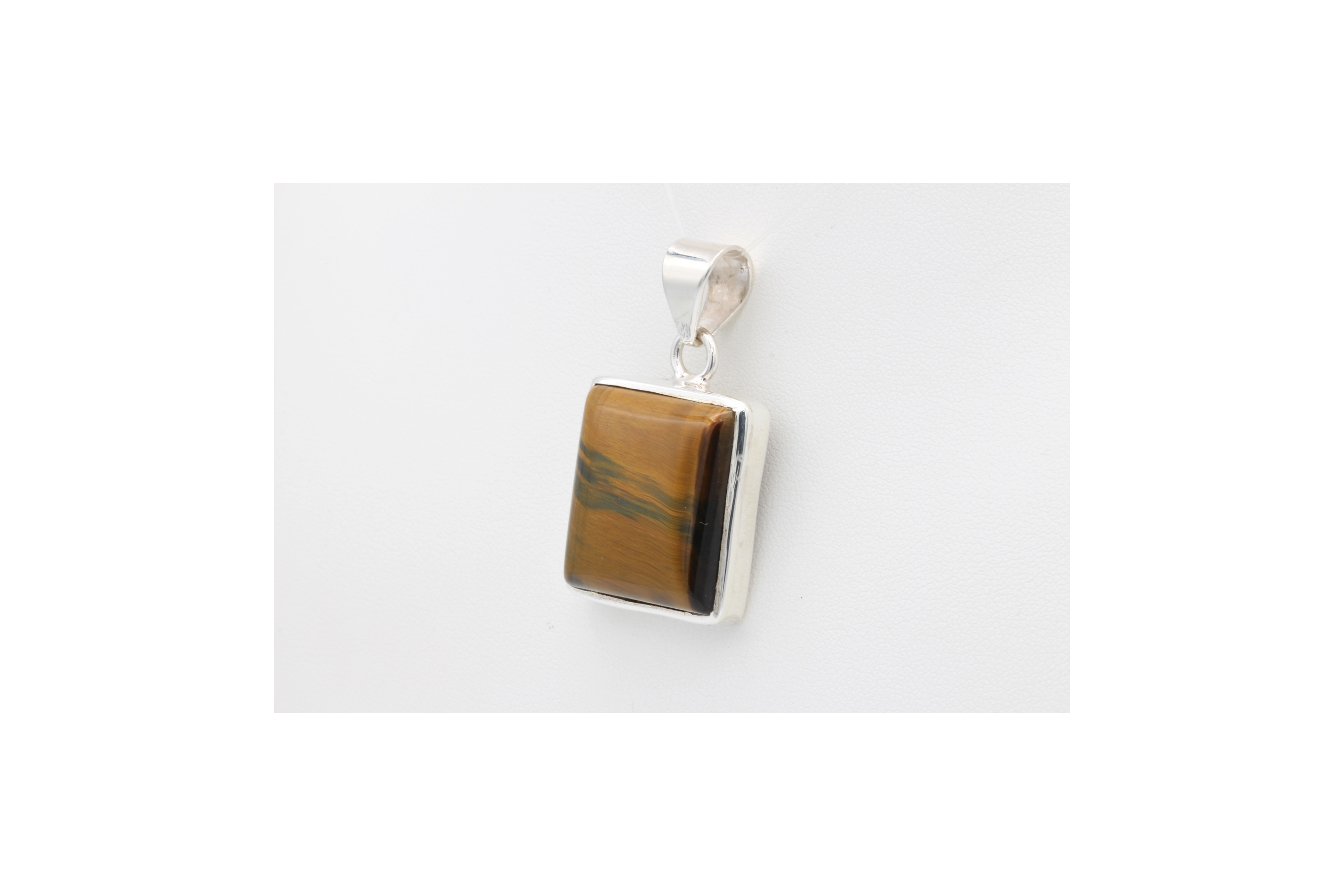 Pendentif contemporain en argent 925 serti d'œil de tigre-The Vintage Workshop