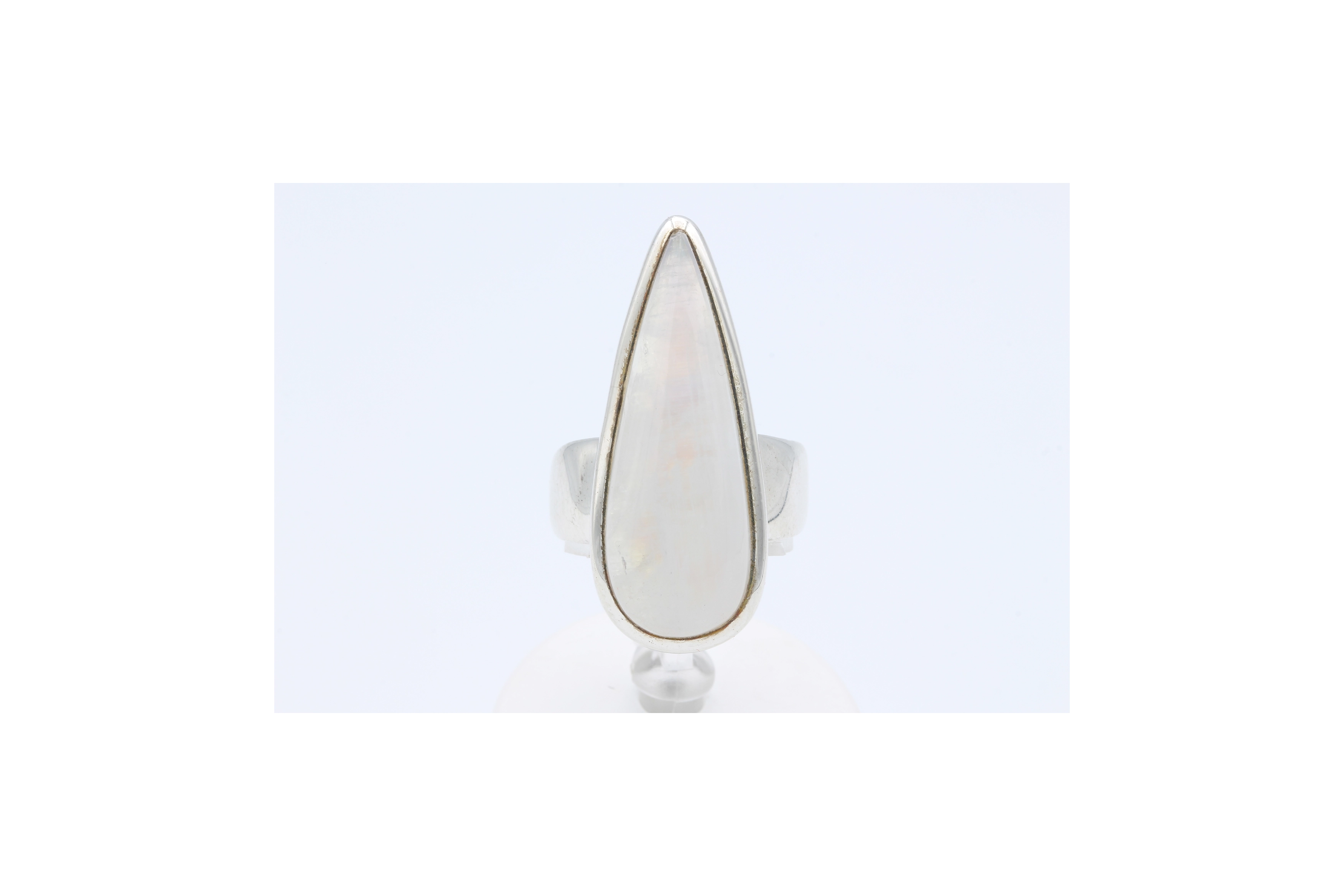 Bague contemporaine en argent 925 sertie d'une labradorite - 1